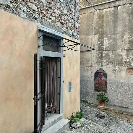 Hostdomus - Perla Nel Borgo * בורג'ו ורצי